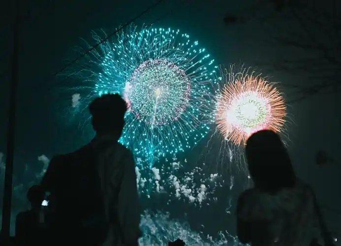 日本烟花怪兽哈哈哈有人说绿哇哇的像病毒，不过来玩了几天还没看到，因为它是晚上定点