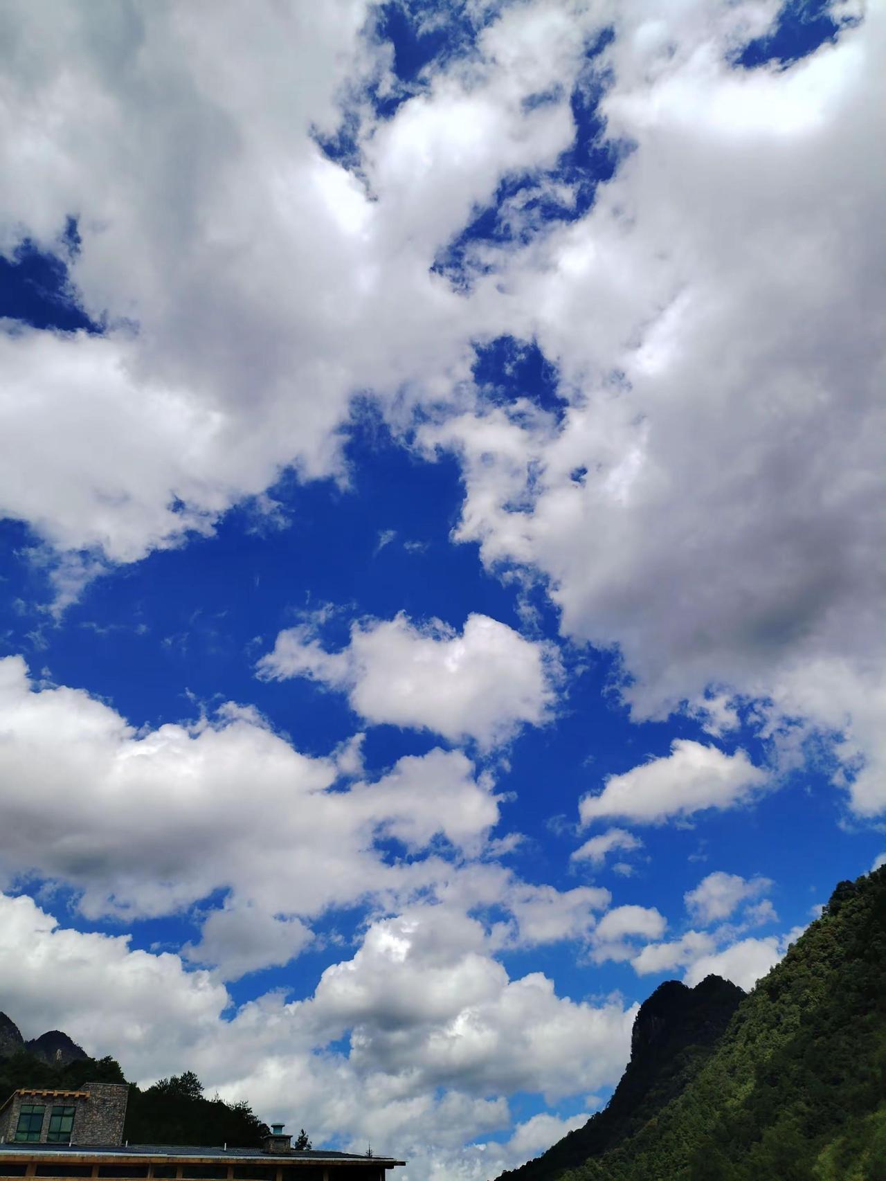 8月的蓝天白云。8月的蓝天白云，确实值得一看，蔚蓝的天空，时时处处皆是风景！不论