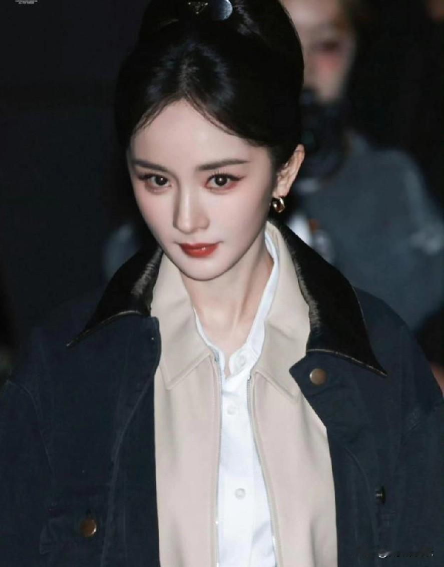 【杨幂新剧表情像被502粘住？网友：科技脸反噬太真实】
 
救命！杨幂这波操作直