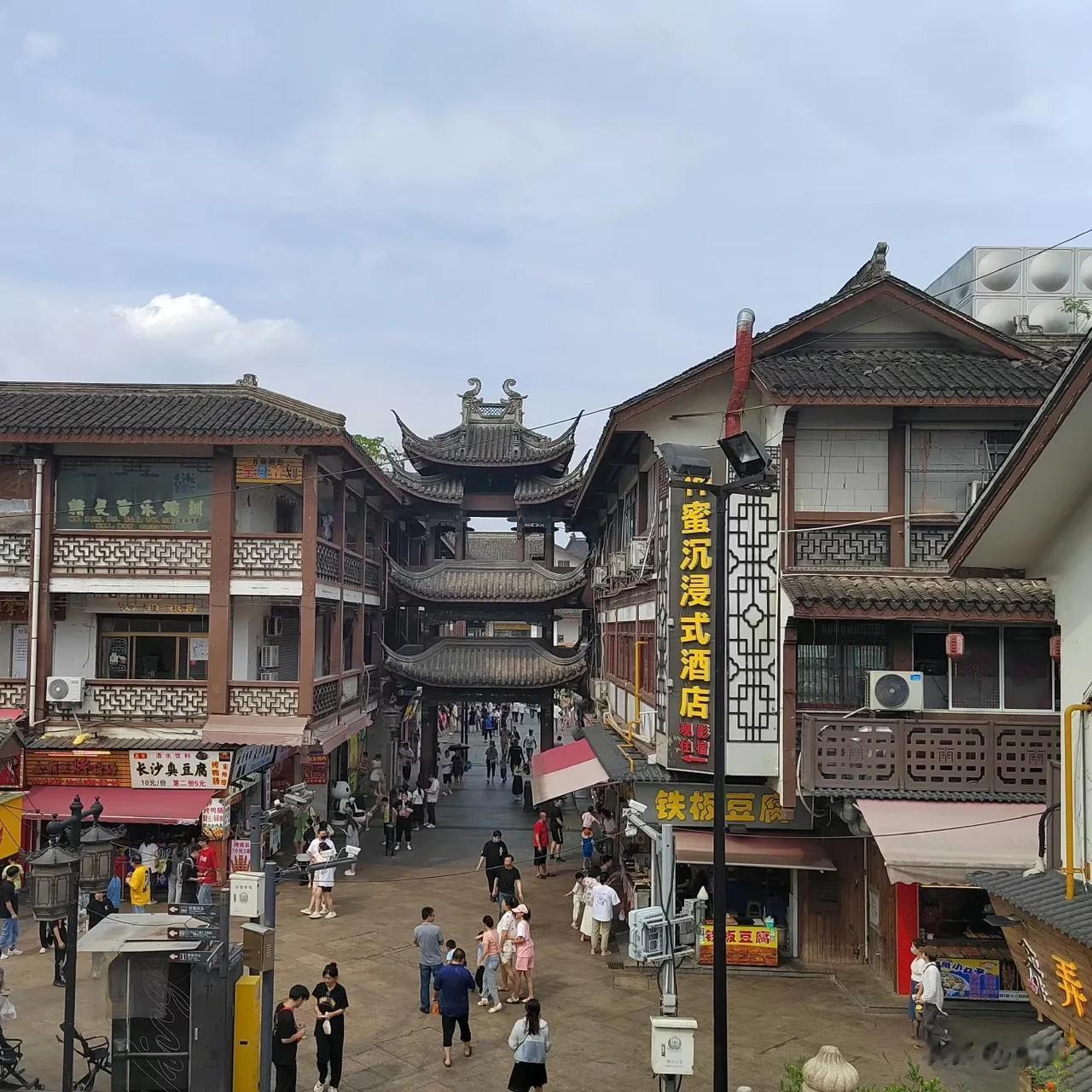 一，“我在某某地方很想你”的标示牌，外加类似的地标奶茶或者所谓文创雪糕；
二，美