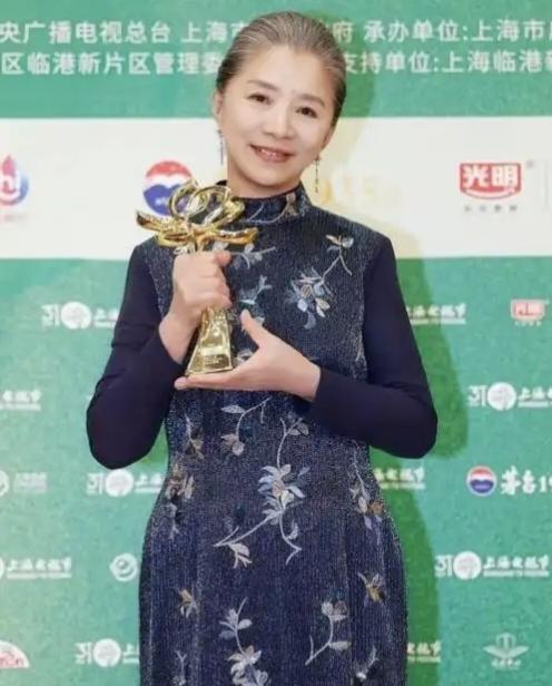 迟蓬白玉兰获奖隔空喊话倪萍："没给你丢人，拿了一回奖！"五十年老友情戳中全网
