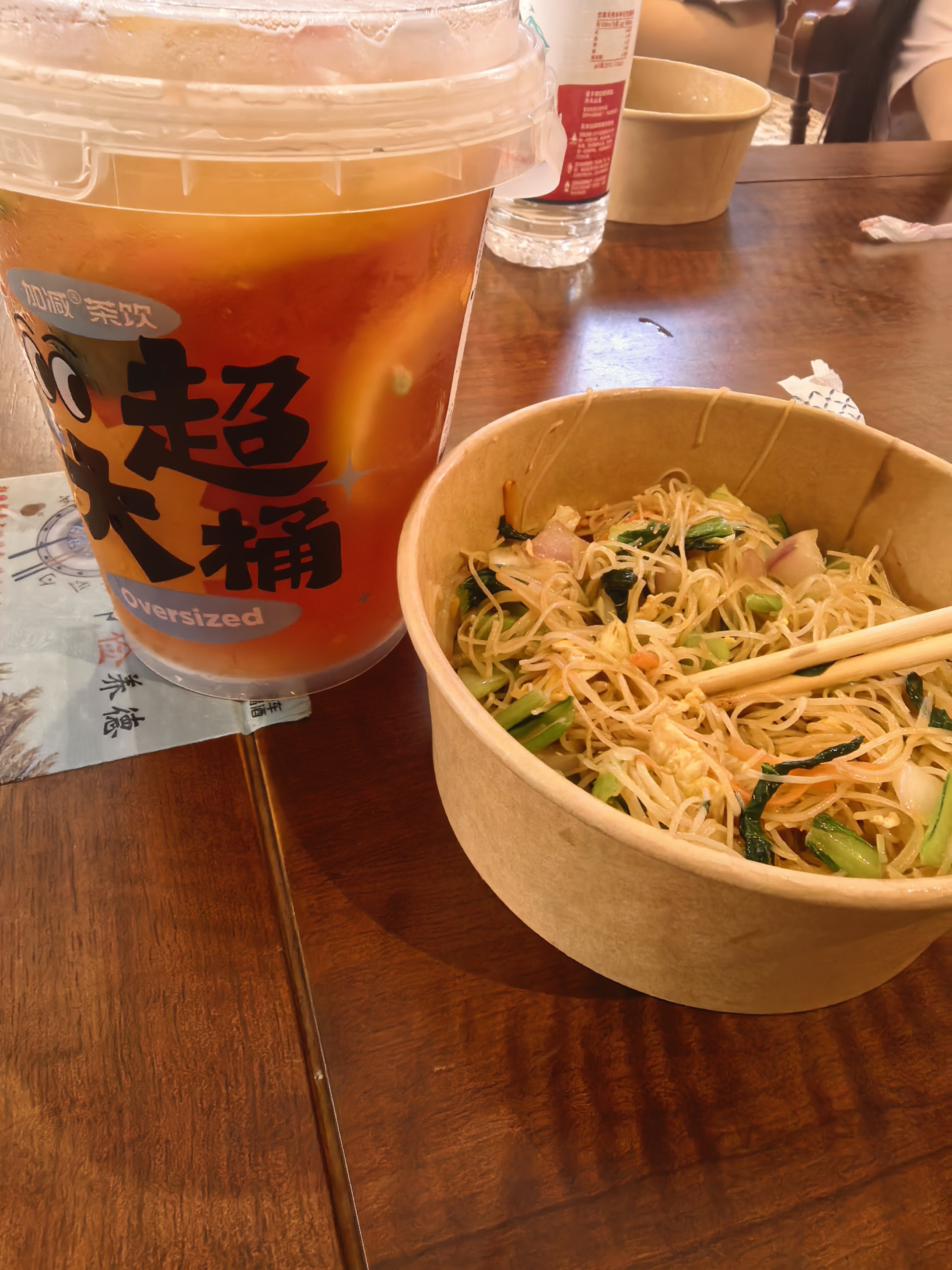 小宝玩的不要进剧场了急死我现在给他买晚饭吃，哄他进去
