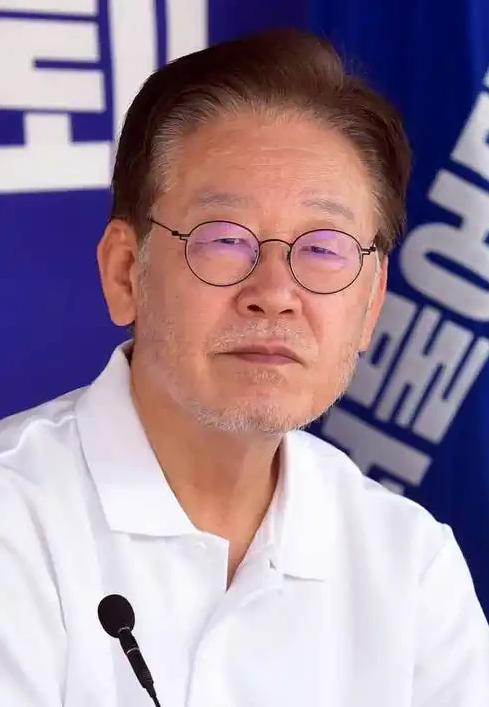 韩国总统李在明访问日本前，中朝给他们提了个醒，如果不听话的话，后果可能很严重。