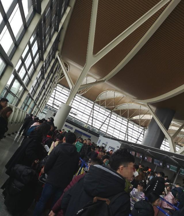 大家去机场是不是觉得人山人海，连个座位都抢不到？看着这么满的客座率，你肯定以为航