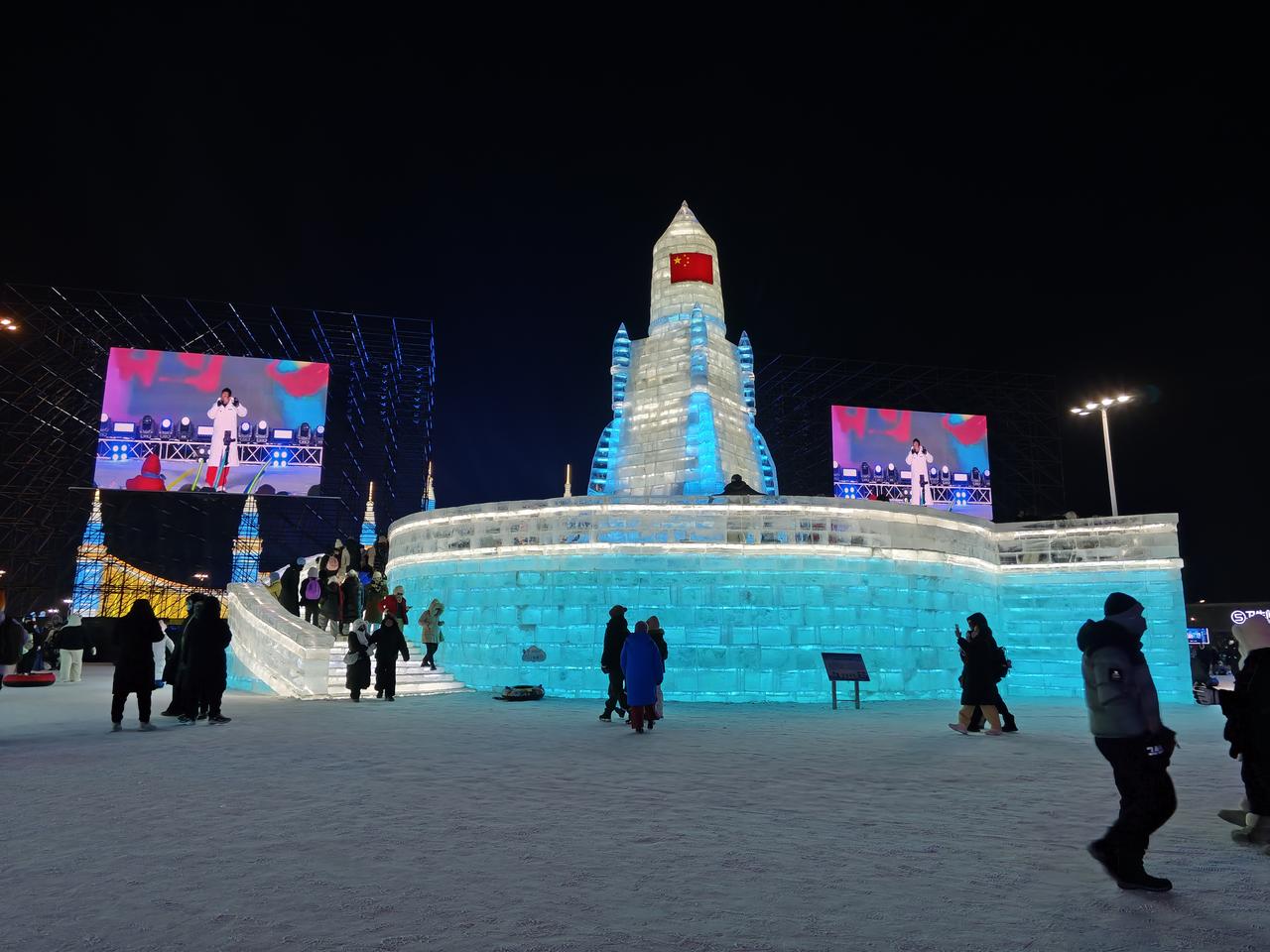 冰雪铸国魂，冰箭指苍穹。在哈尔滨的寒夜里，用一整块坚冰复刻出航天的浪漫。冰蓝灯光