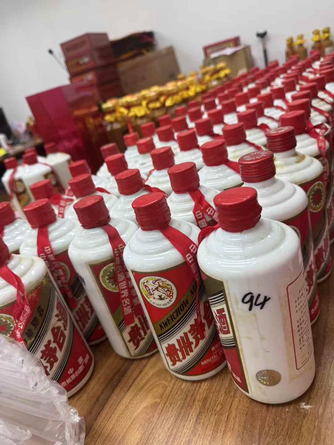 一男子花38万买107箱茅台全是假的！进价仅100元/瓶，宴请前鉴定傻了眼

　