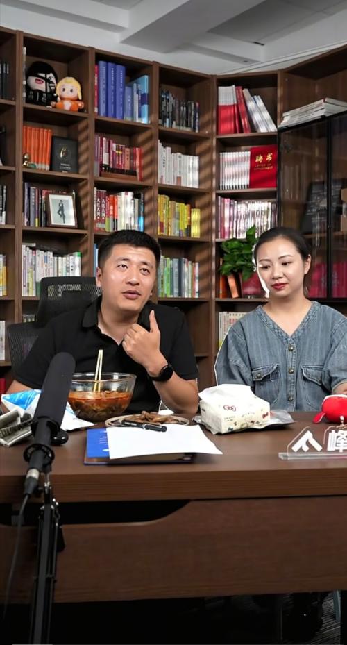 张雪峰公司的001号员工万霞，刚开始应聘时工资只有3500，她觉得有点少，可她男