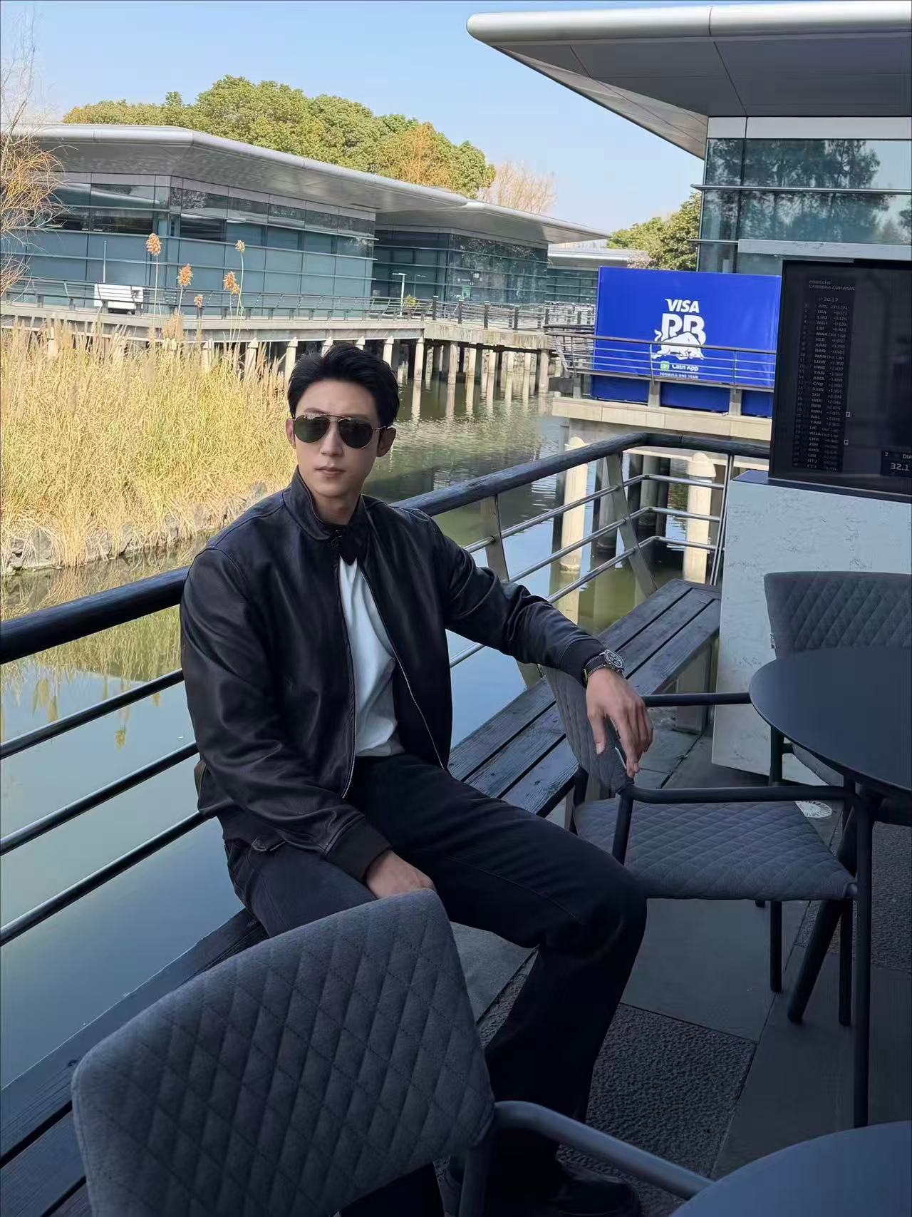 黄景瑜美式前刺的神黄景瑜黄景瑜真的把美式前刺焊在身上了，利落的发型衬得轮廓愈发硬