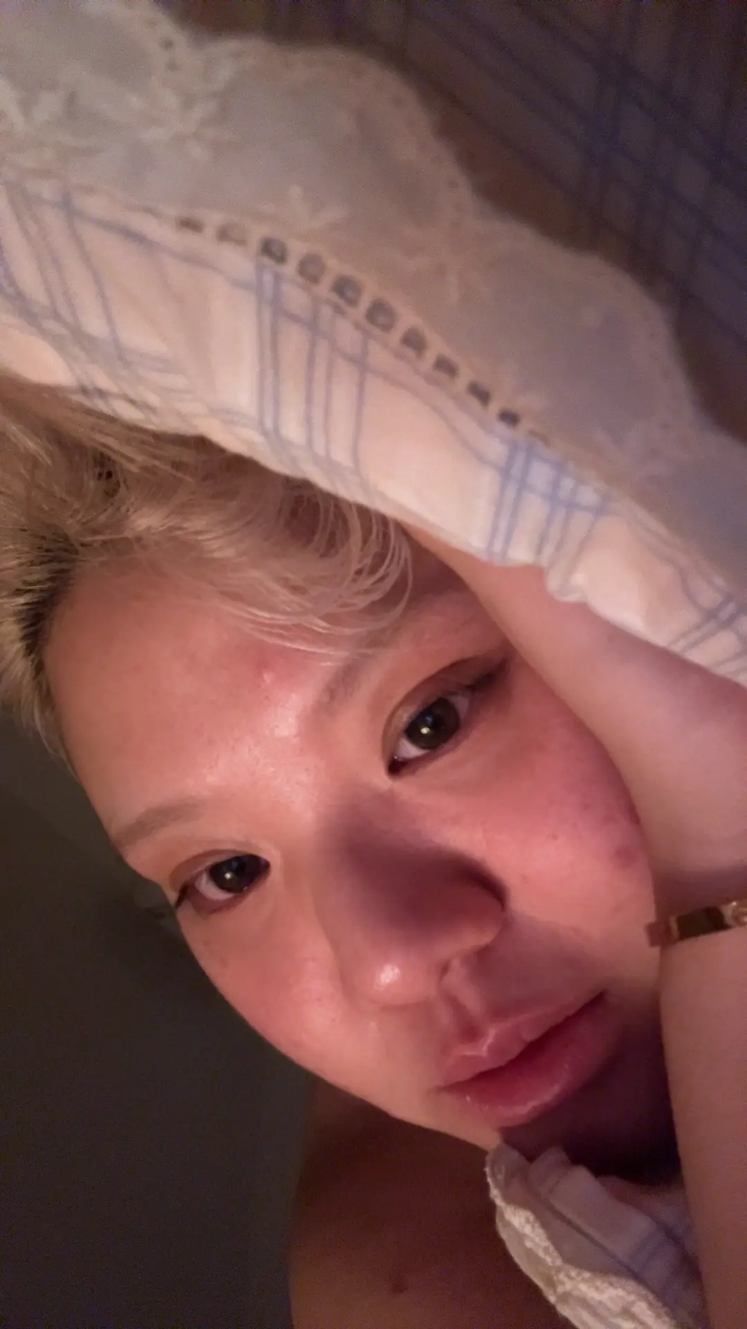 无数个凌晨 我坐起来跟自己聊天 很温柔的拜托自己放下一些东西