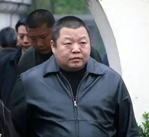 2018年，臧天朔临终前，屏退全部家人，包括他的妻子李梅，唯独留下了斯琴格日乐，