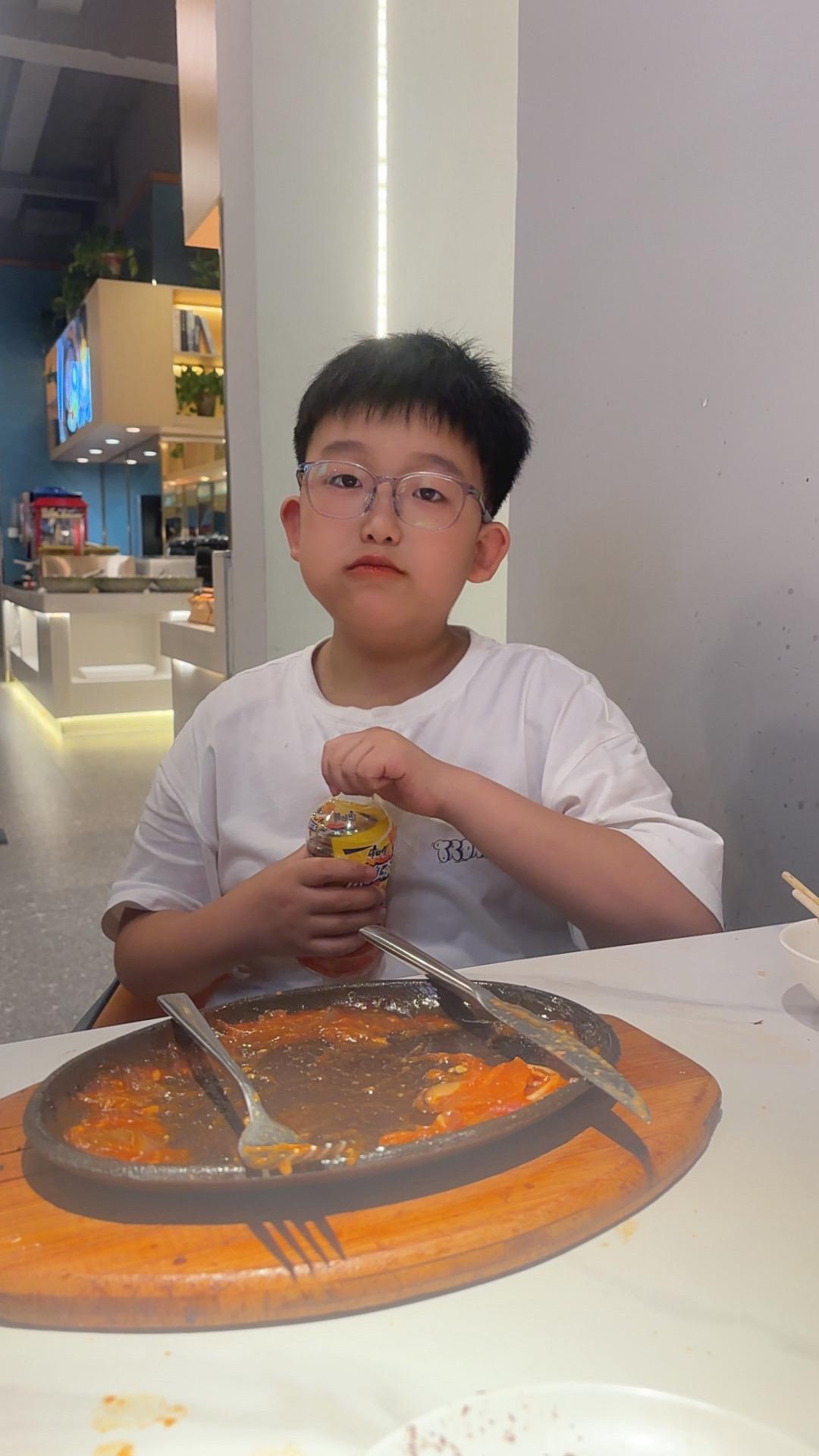 你的十岁，我的十年，从抱着你慢慢变成牵着你，从牵着你慢慢变成跟着你，很庆幸从未缺