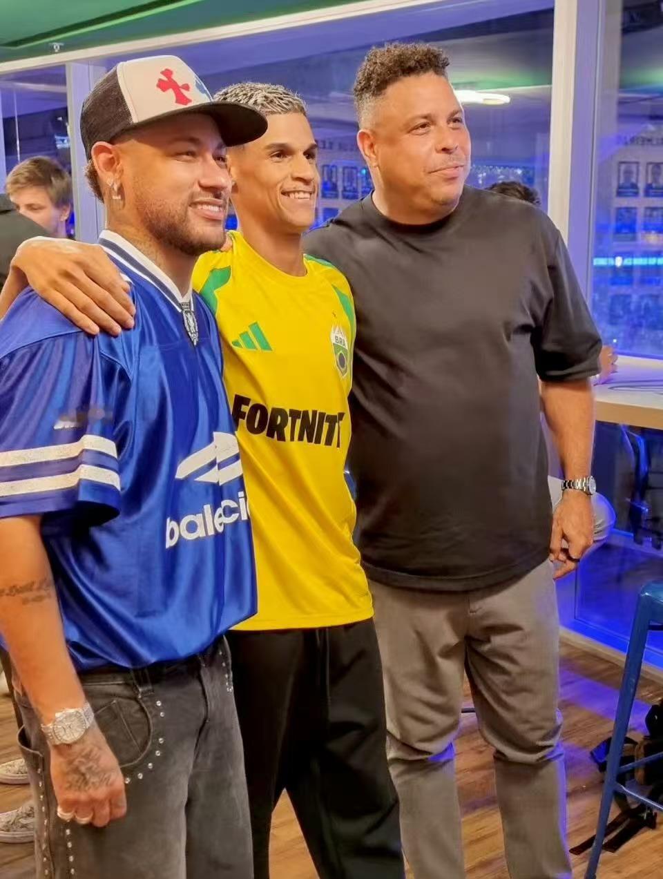 大罗内马尔来看比赛了。
            第二届国家队赛事——“国王联赛世