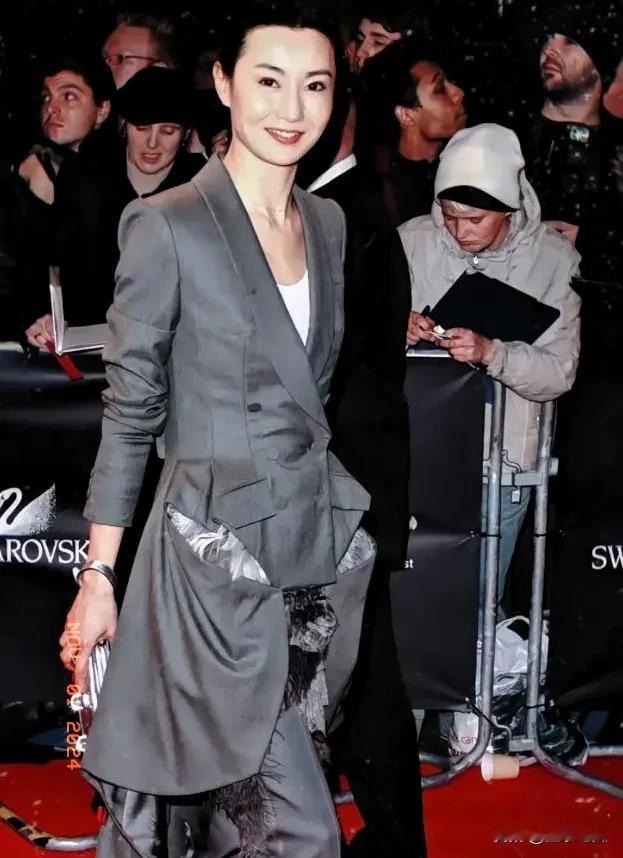张曼玉是那种经久耐看型的漂亮美女，性格温柔，不争不抢，而且很真诚，很努力，很有进