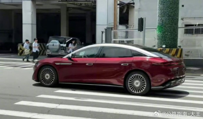 双拼色比亚迪实车曝光 车身超5米2，红银双拼色，这颜值没得说吧大v聊车