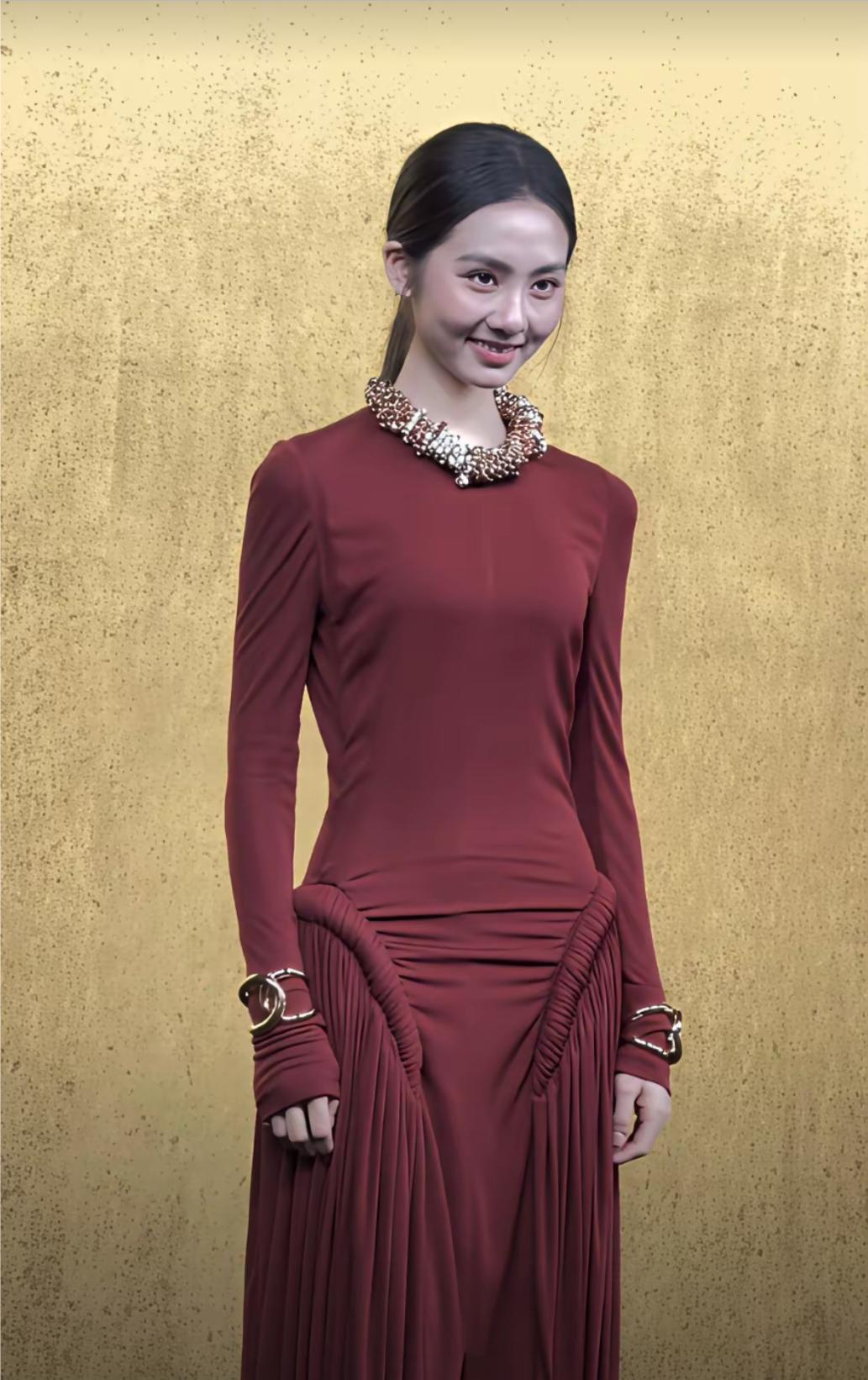黄磊女儿，黄多多首次红毯，就令人眼前一亮，不是有多漂亮，而是打扮太过成熟了，红毯