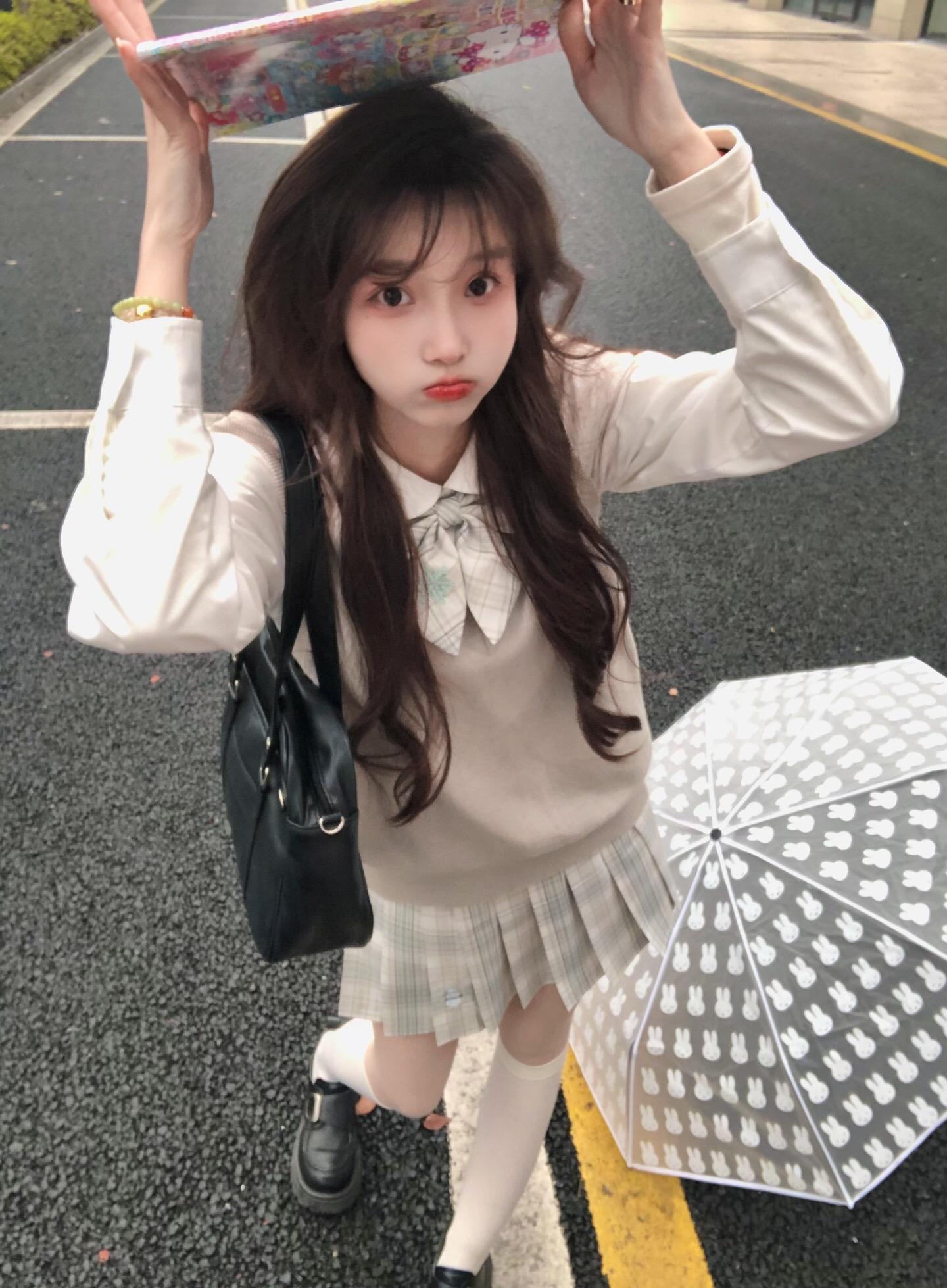 有人困在雨里 有人在雨中赏雨