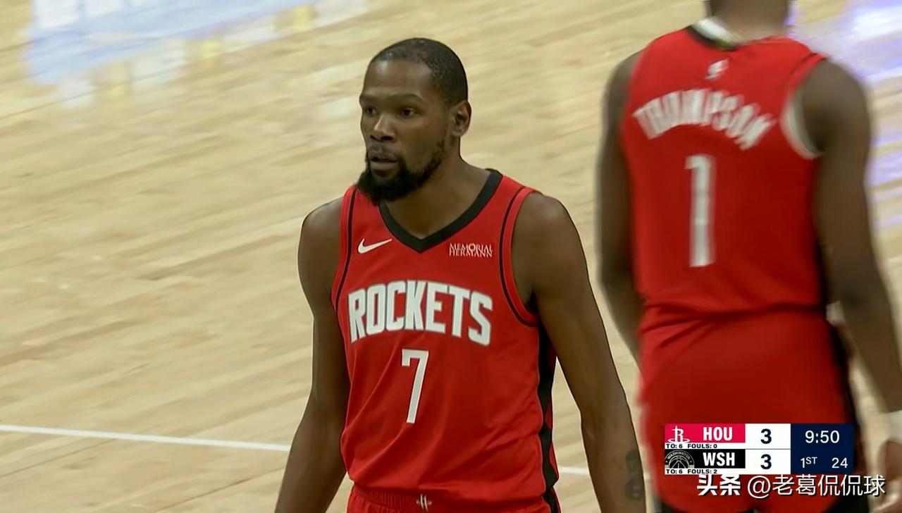 火箭巨星杜兰特真是视得分如探囊取物！在今天火箭客场挑战奇才的比赛中，目前双方半场