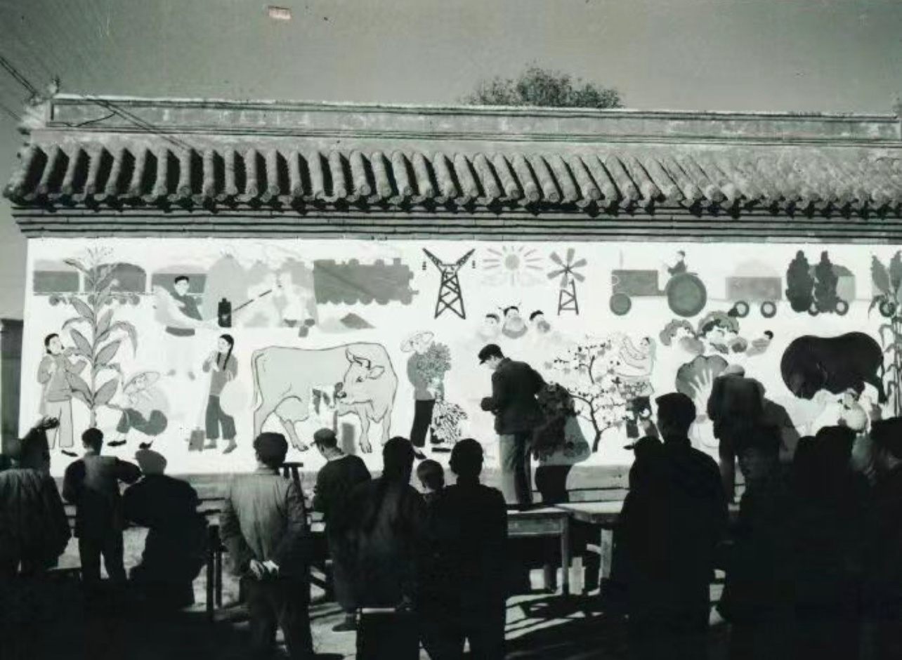 1958年刘继卣等人美社画家下农村，为老乡画壁画，站在中间桌子上的就是刘继卣。 