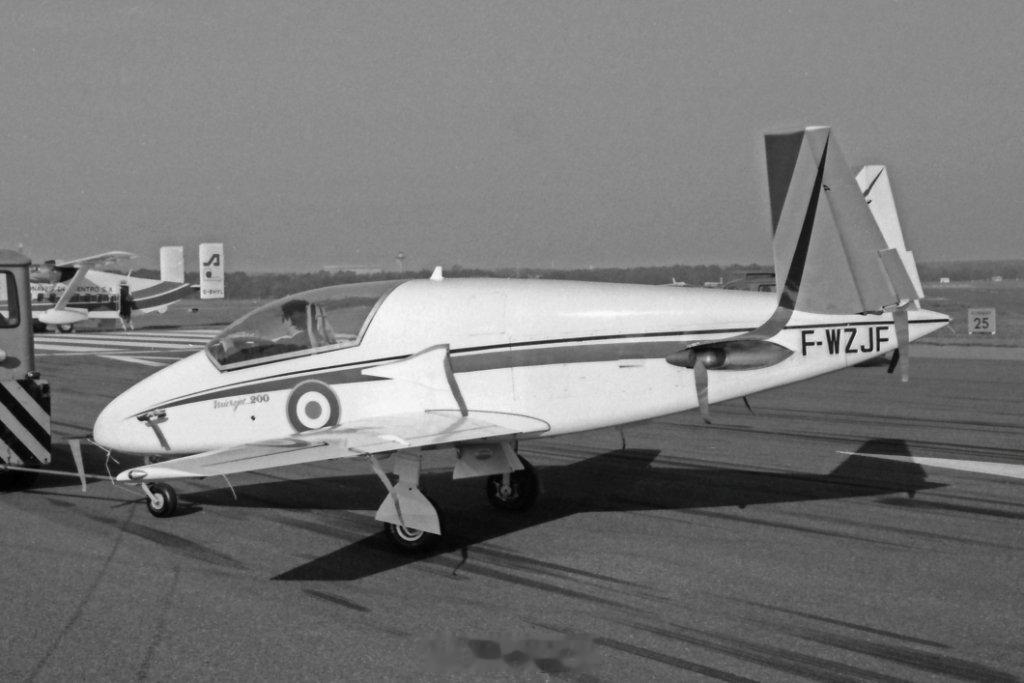 世界教练机动态当年我们真是老外眼里的蓝海市场，什么小众机型都想来找找机会 烽火问