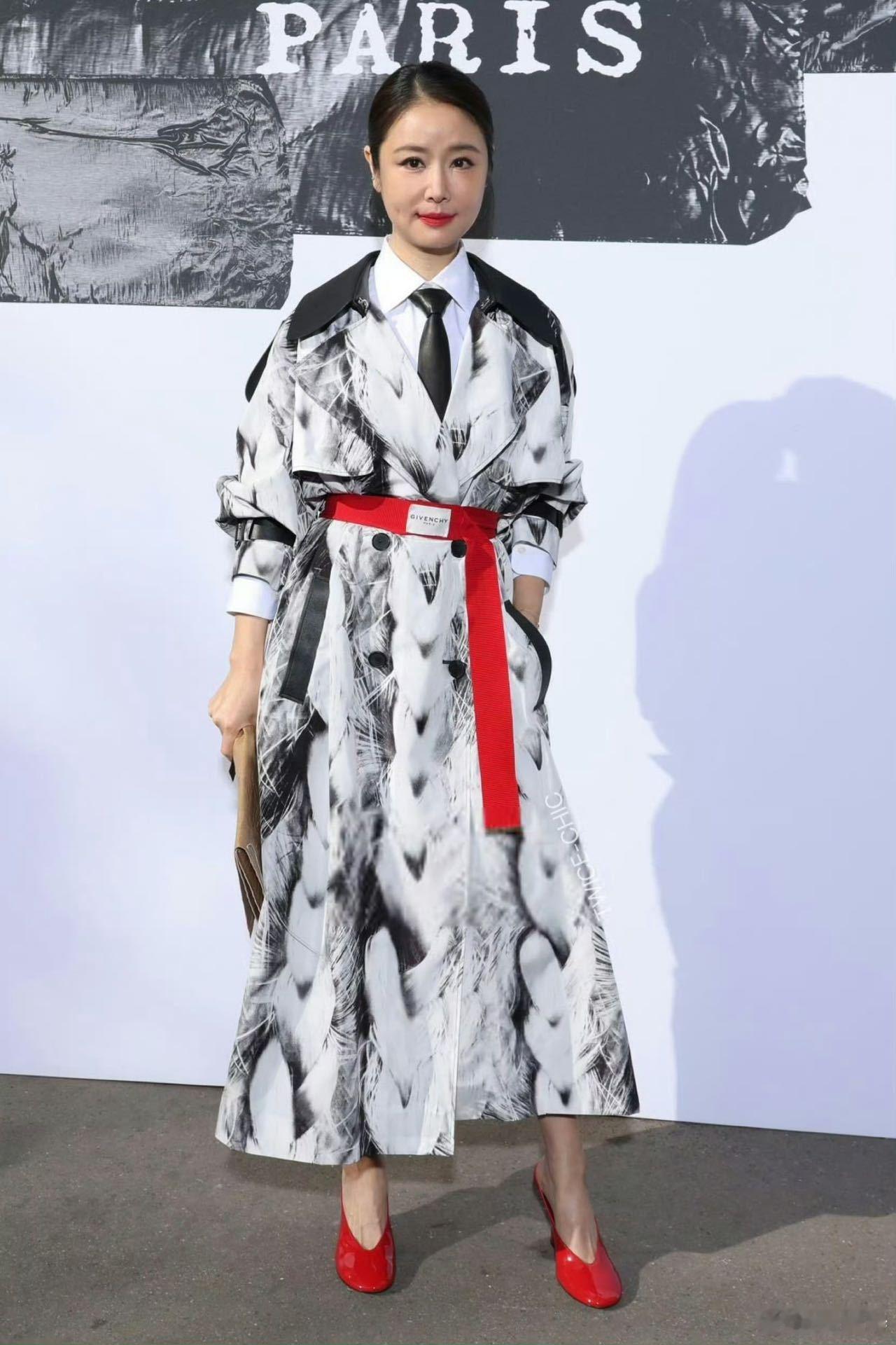 林心如看秀状态 林心如身着纪梵希黑白色调服饰亮相巴黎时装周，和路人友好打招呼，笑