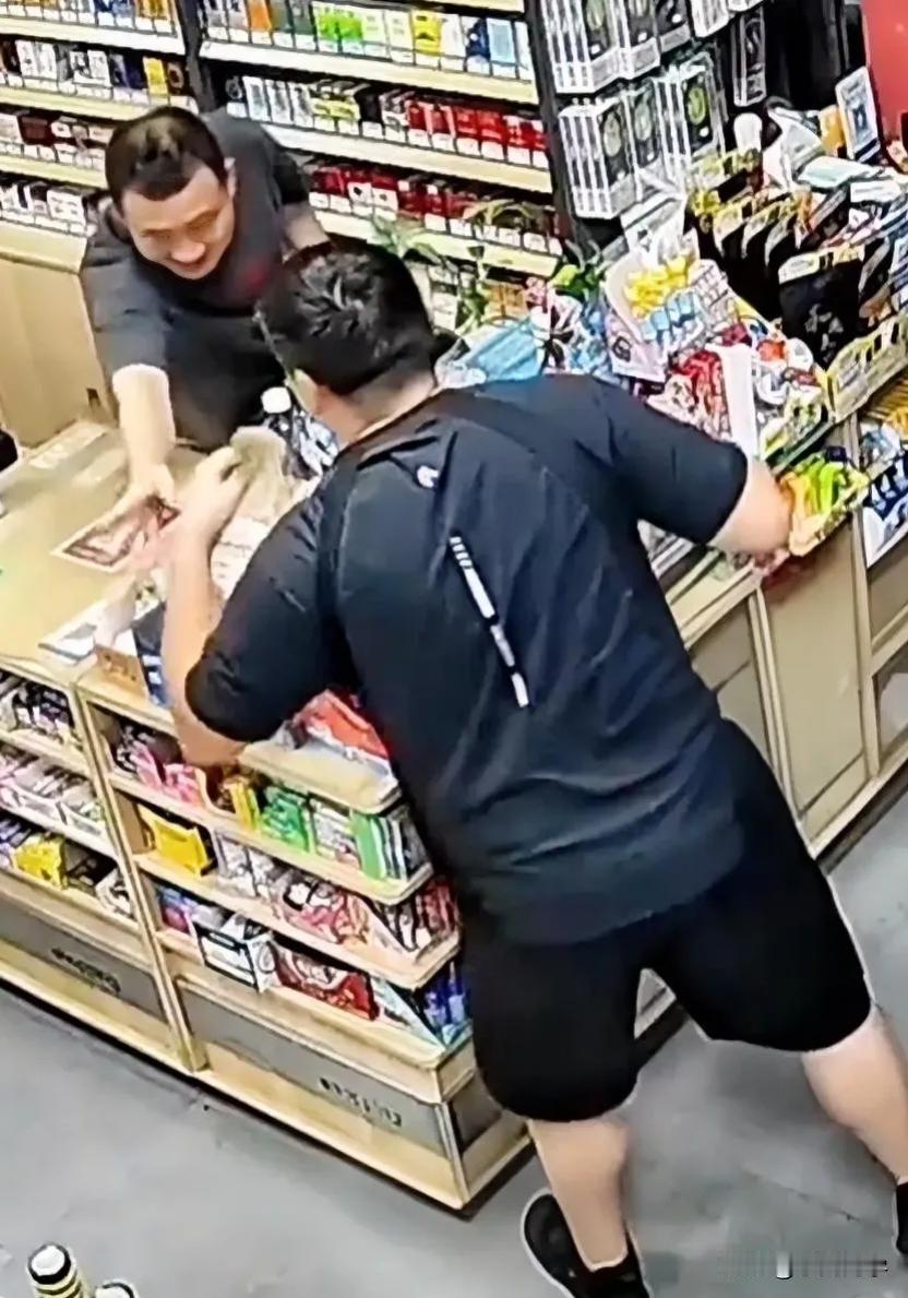 暖心！郑州超市老板雨天送袋不手软，收获的回报太戳人
 
郑州一家社区超市里，最近
