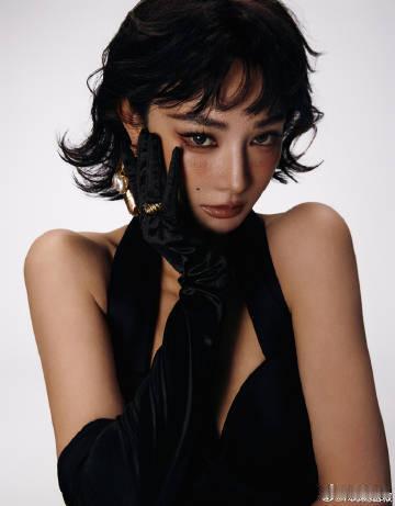 彭小苒三角形露腹装 看到彭小苒穿三角形露腹装，我瞬间被圈粉了！独特的设计理念，让