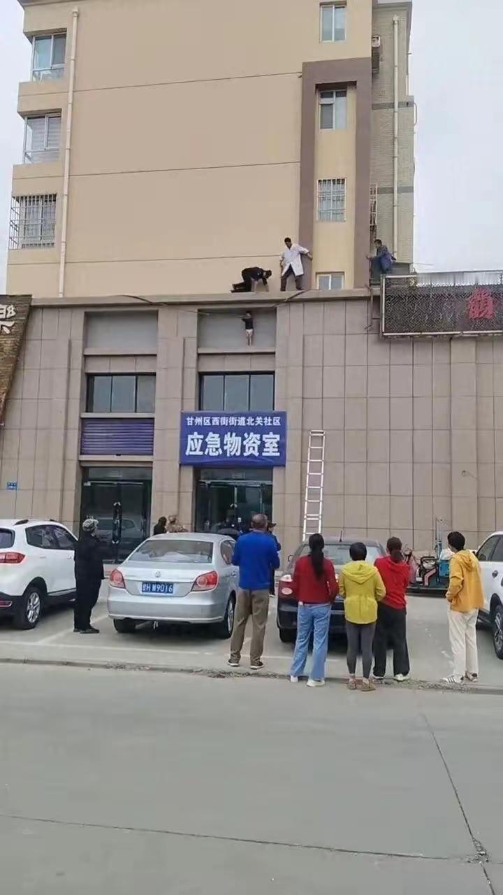 人到了中年，
再看甘肃这个被困在10米高空穿纸尿裤的男孩，
蕞大的庆幸，
根本不