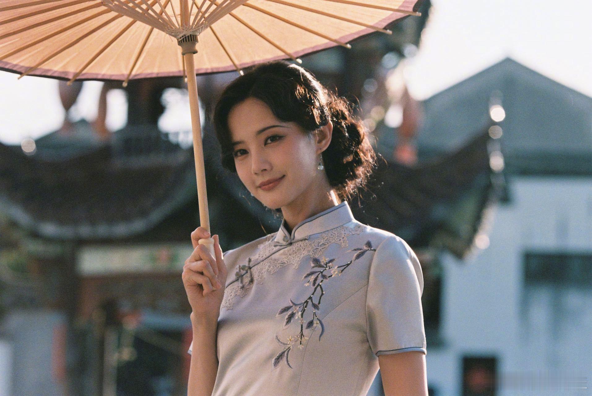 李一桐穿旗袍妈妈级别 李一桐《长风起》今日杀青，饰演女骗子江飞燕，旗袍裹着江南灵