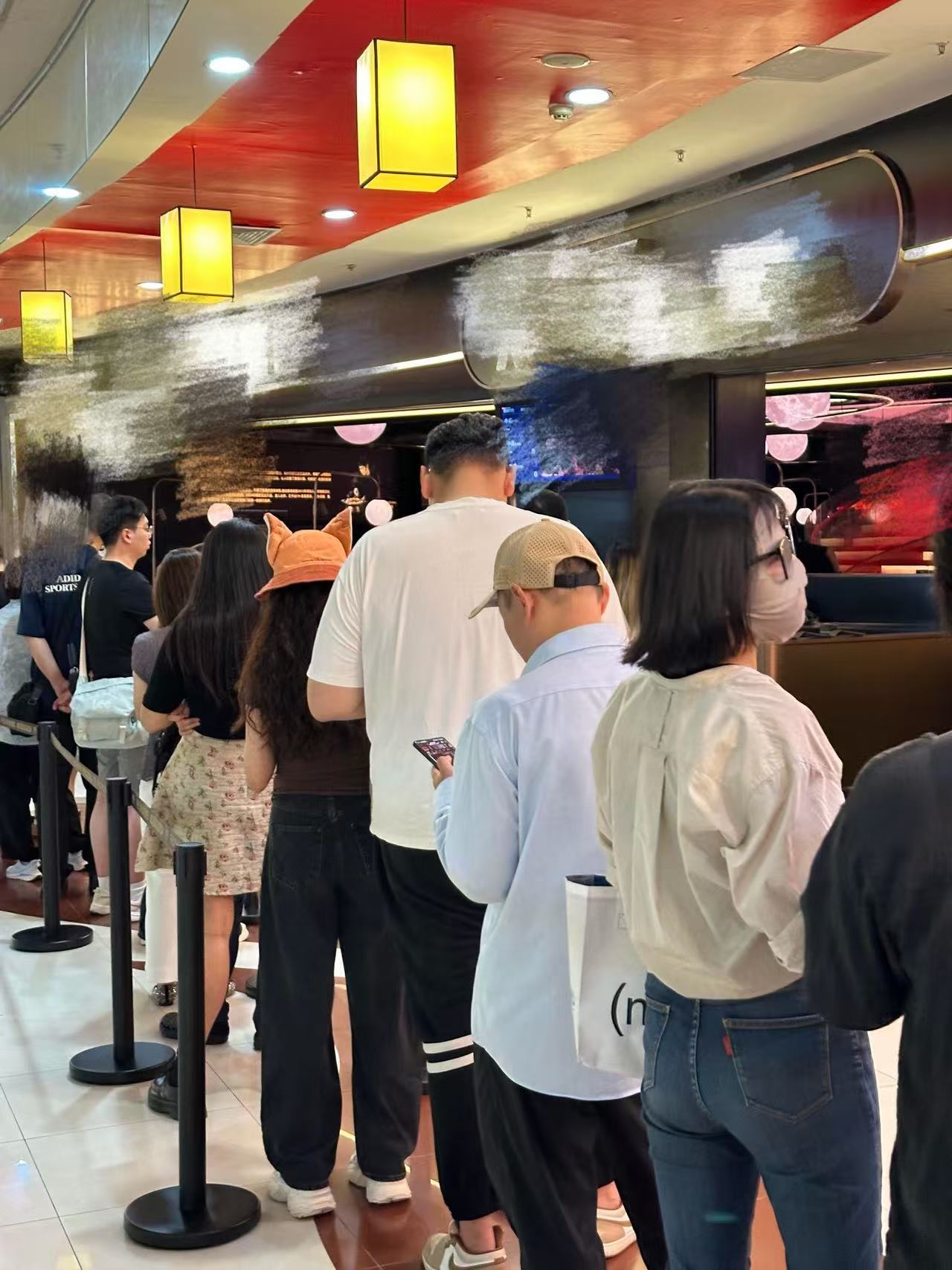 上海人排起队来有多夸张 今天的排队C位属于烤鱼店。商场开门瞬间，排队大军就位，队
