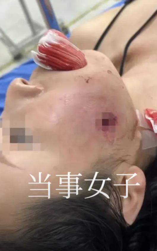 这也太惊悚了！中国一对母女去泰国普吉岛游玩，刚在射击场旁站好准备拍几张纪念照，突