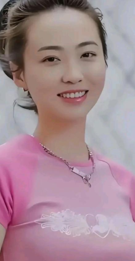 白珊珊，恒大歌舞团团长，1989年生人，属蛇的顶级美女。在最高端的商业舞台上风光
