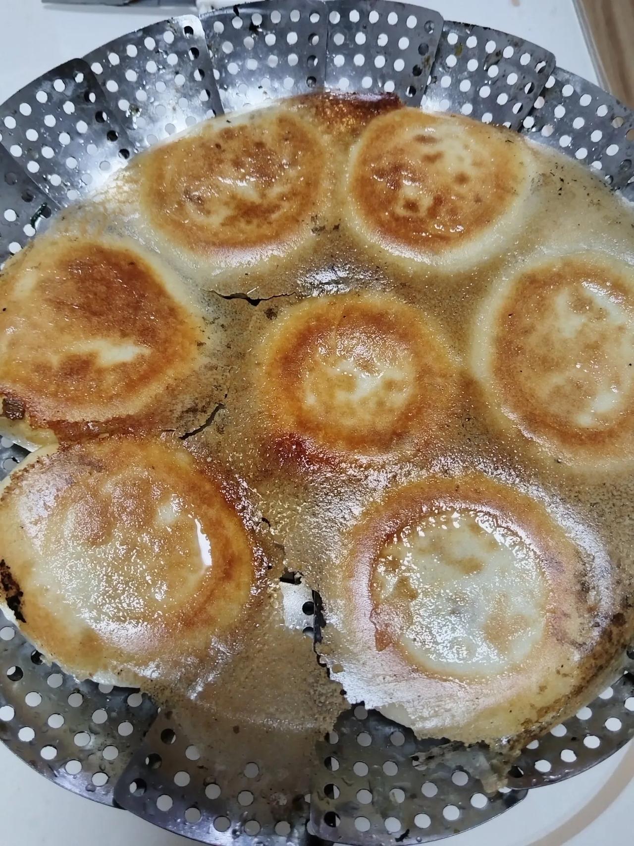今天早上包了一次炉包，还是冬至那天买的韭菜包饺子剩下了些，昨晚把肉切好，化开了俩