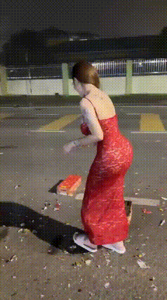 妹子放鞭炮得注意安全！我第一次看到这身打扮燃放烟花炮竹的！
看来这是没被放鞭炮的