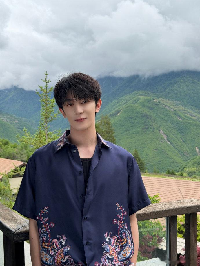 夏之光这张脸真的亮堂夏之光颜值亮堂到发光 夏之光的颜值真的自带高光，清爽少年感拉