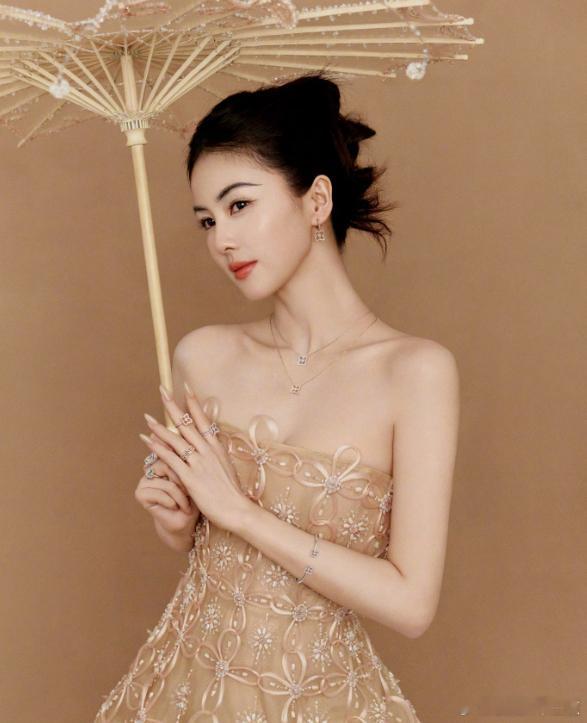 白鹿基本上一个月只更新一条视频白鹿非剧宣期很低调，一月只更一条视频，凭着内容高质