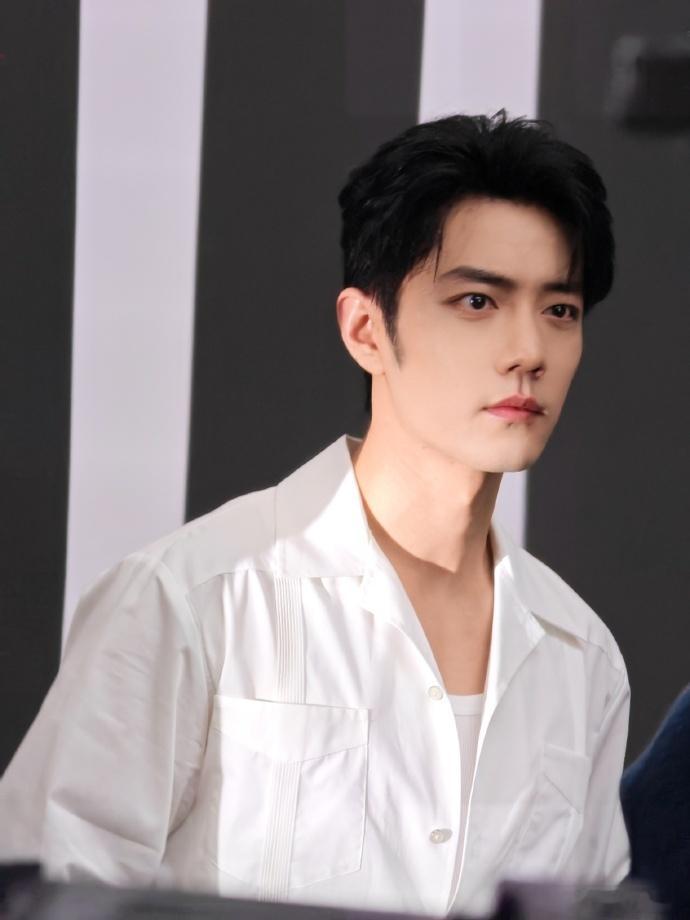 肖战得闲谨制MV花絮live图 肖战得闲谨制MV花絮live图，就这个肖战帅啊，