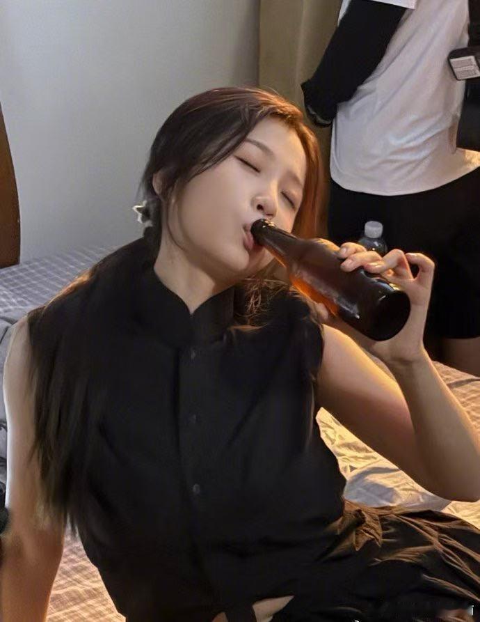虞书欣 不是我吹我的酒量 虞书欣微博10周年直接给大家安排上了超可爱的图，还真别