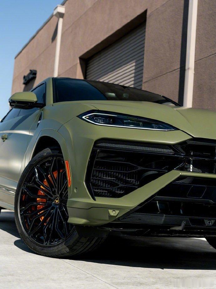 这台 Urus SE 涡轮绿配色自带主角光环，小众又高级。全车碳纤维细节点缀，强