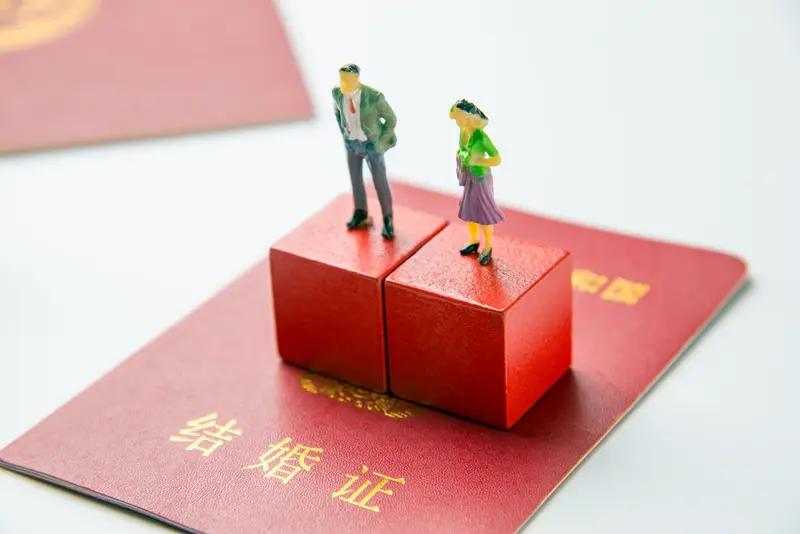 民政局的朋友说，
40岁以上来办离婚的，
我们连劝都懒得劝，不是不负责，
是根本