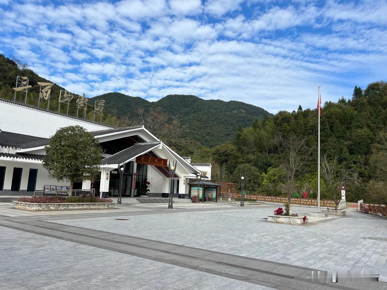 三百山·索道

三百山，是胜地，慕名已久，今日趁闲自驾来到这里，将车停在客栈，已