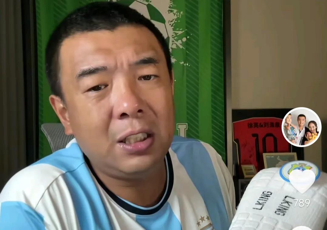 前国脚徐亮表示，外界不要过于吹捧日本足球。
在一场直播中，前国脚徐亮表示，虽然日