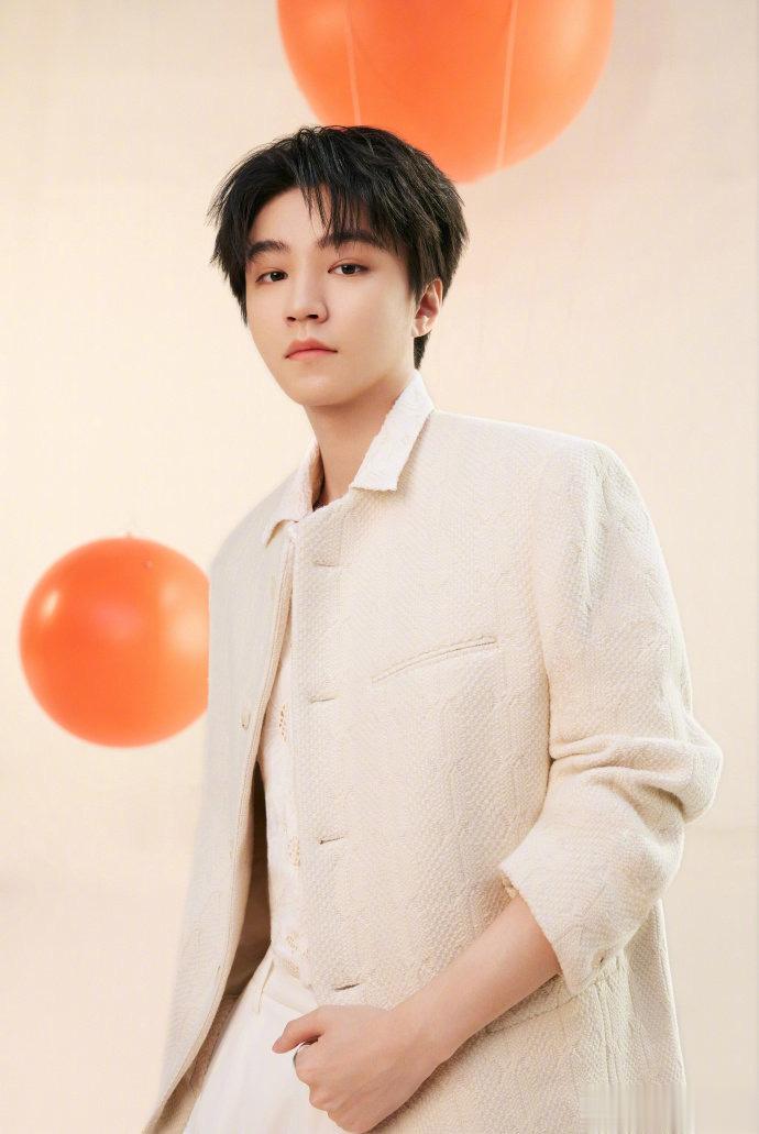 #新浪娱乐[超话]##TFBOYS十周年舞台搭建完成##TFBOYS演唱会就差人