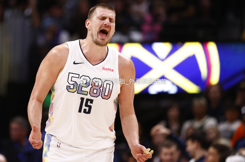 掘金队客场挑战快船，目前两队比赛进行到第四节。目前约基奇已经出场31分钟，22投