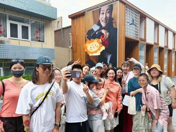 惠英红三里屯和路人大合照 惠英红 logo遮了不许屏蔽三里屯路人集体合照惠英红，