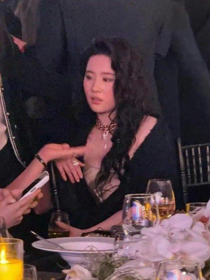 刘亦菲喝醉酒微醺的状态被拍到，脸上已经泛起了红晕，被拍到后眼神微怒。 