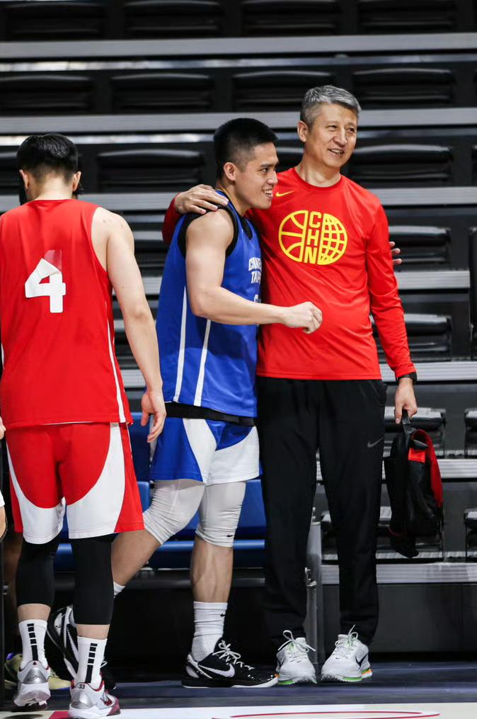 中国男篮对阵中国台北男篮赛前踩场训练，郭士强指导与陈盈骏开心见面。

7月5日，