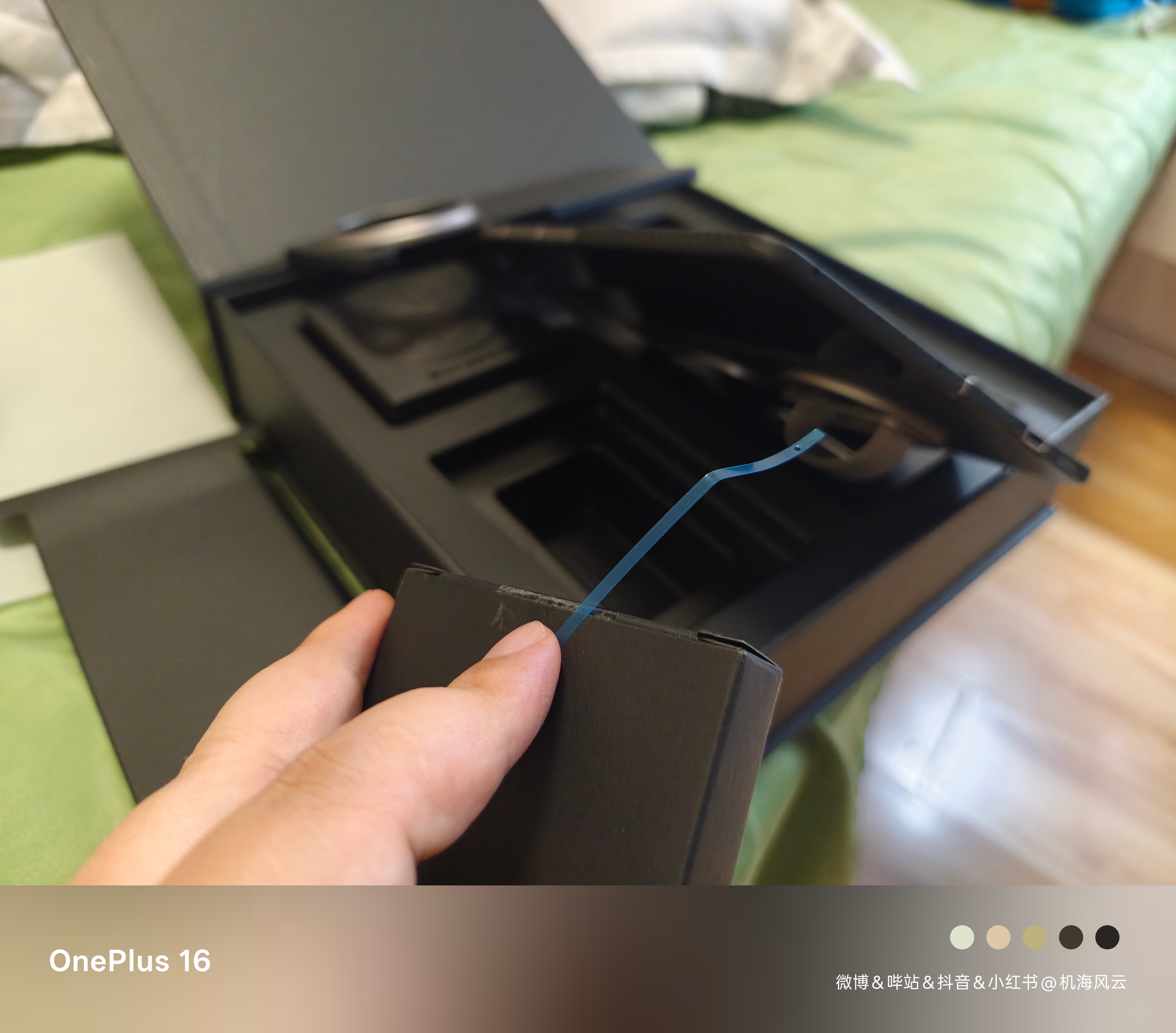 iPhoneDuo官方壳用胶固定我的Find N6的芳纶纤维壳同样有胶条，主要起