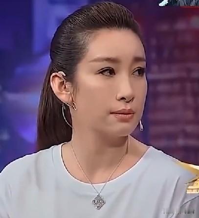 秦海璐，1978年生于辽宁营口文艺之家，中戏科班毕业，国家一级演员，擅唱京剧，与