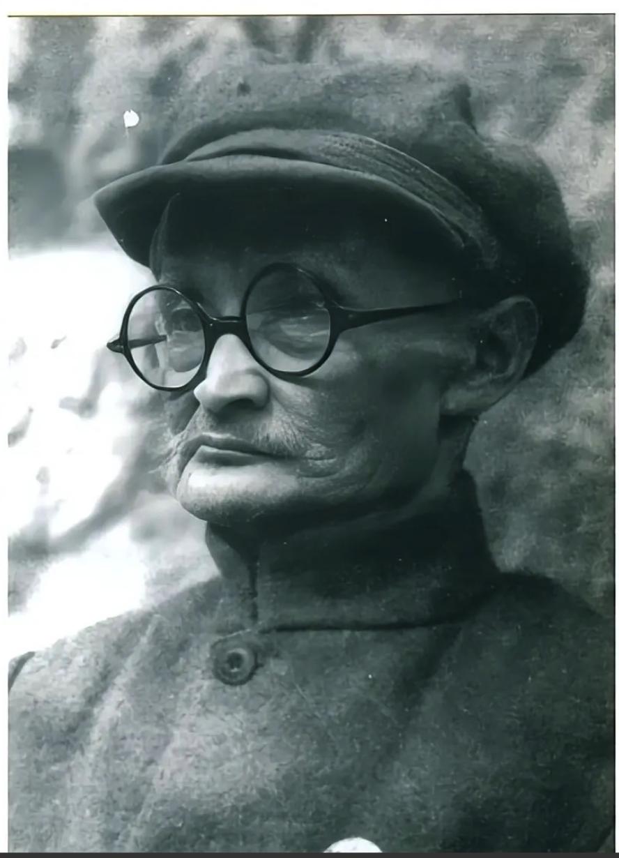 1941年延安处境艰难，彼时毛主席旧疾复发，右臂疼痛难抬，穿衣写字皆受阻碍。西医
