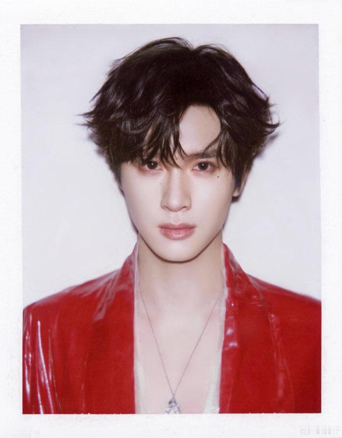 展轩撕拉片展轩赶一赶撕拉片末班车谁被展轩的撕拉片帅到了？怼脸特写尽显优越颜值，坚